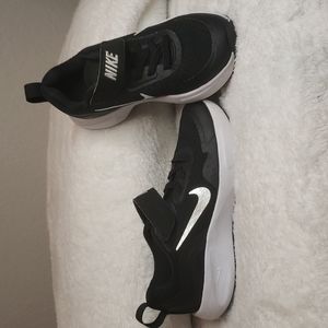 Nike white and black tennis shoes